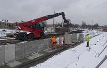 Prace torowe w rejonie stacji Dąbrowa Górnicza. Robotnicy przy koparce.