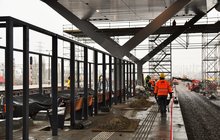 Robotnicy na peronie w hali peronowej, fot. Martyn Janduła