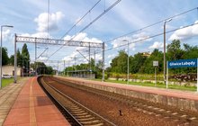Stacja Gliwice Łabędy, na peronie wiata i tablica z nazwą stacji, fot. PLK SA