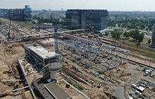 Stacja Warszawa Zachodnia, widok z drona, budynki dworca, teren budowy, samochody, perony. Autor Artur Lewandowski 