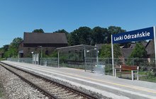 Wiata, ławka i tablica z nazwą przystanku Laski Odrzańskie_fot.Bogusław Hamerla
