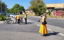 Akcja ulotkowa na przejeździe kolejowo-drogowym w Krakowie fot. Piotr Hamarnik