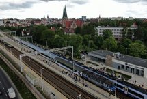 Stacja Olsztyn Zachodni. Trzy perony, pociągi i podróżni_fot. Paweł Mieszkowski