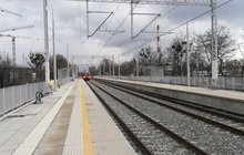 Wrocław Szczepin nowy przystanek kolejowy; widać perony, dwa tory, nad torami sieć trakcyjna
