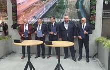 2. Przedstawiciele PLK SA i partnerów na uroczystości podpisania listu intencyjnego; fot. Gabriela Juszczuk