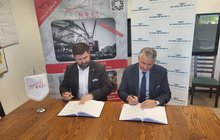 Przedstawiciel wykonawcy i PLK SA podpisują umowę na przebudowę przystanku Warszawa Ursus Północny, fot. K. Sabak