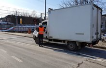 Przedstawicielka PLK SA wręcza kierowcy busa ulotki przed przejazdem kolejowo-drogowym w Krakowie; fot. Piotr Hamarnik