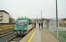 Pociąg i podróżni na stacji Hajnówka
