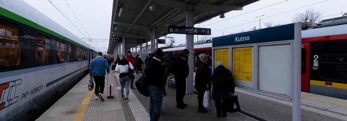 Stacja Kutno, podróżni na peronie i pociągi Fot. Łukasz Bryłowski PLK