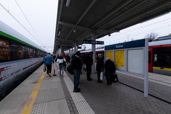 Stacja Kutno, podróżni na peronie i pociągi Fot. Łukasz Bryłowski PLK