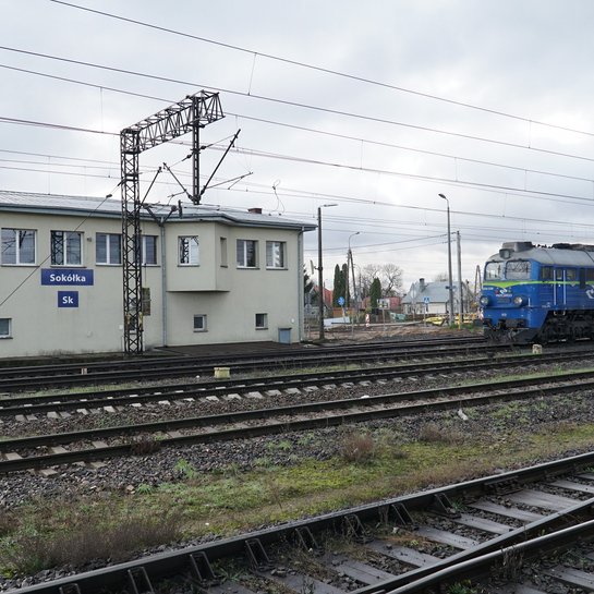 Stacja Sokółka - jedzie pociąg. fot. Tomasz Łotowski PKP Polskie Linie Kolejowe SA
