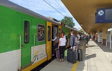 Pasażerowie wsiadają do pociągu KM na stacji w Ożarowie Mazowieckim fot. Martyn Janduła