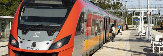 Podróżni i pociąg na stacji Kiekrz, fot. Łukasz Berełkowski