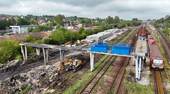 Stacja Olkusz, fragment rozebranej kładki, praca maszyn, przy peronie pociąg, fot. Piotr Hamarnik