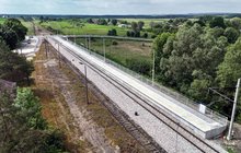 Widok z lotu ptaka na peron przystanku Stawiany Pińczowskie, fot. Piotr Hamarnik