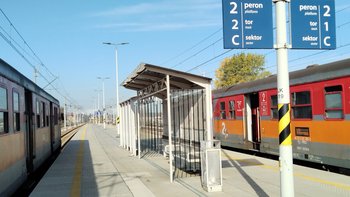Chrząstowice olkuskie - nowy peron, przy nim stoi pociąg, fot. Paulina Wachowicz (2)