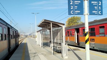 Stacja Chrząstowice Olkuskie Chrząstowice olkuskie - nowy peron, przy nim stoi pociąg, fot. Paulina Wachowicz (2)