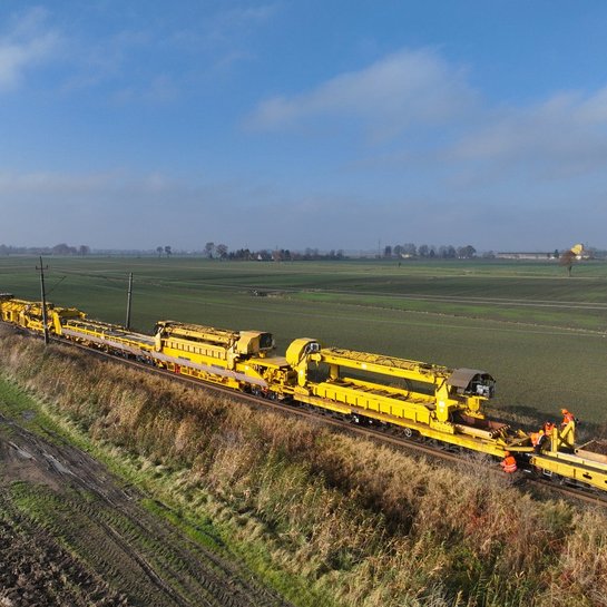 Linia nr 204, prace maszyny PUN, na odcinku Stare Pole – Gronowo Elbląskie_1 fot D.Strzemkowski (1)