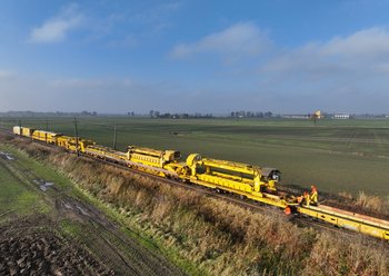 Linia nr 204, prace maszyny PUN, na odcinku Stare Pole – Gronowo Elbląskie_1 fot D.Strzemkowski (1)