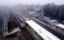 Pociąg kolei aglomeracyjnej wjeżdża na stację Kraków Bieżanów, widok z lotu ptaka, fot. Piotr Hamarnik