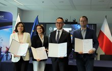 Przedstawiciele MI, CUPT, PLK SA i Komisji Europejskiej z umową na dofinansowanie kolejowych projektów z funduszy KPO, fot. CUPT