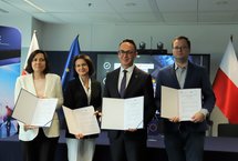 Przedstawiciele MI, CUPT, PLK SA i Komisji Europejskiej z umową na dofinansowanie kolejowych projektów z funduszy KPO, fot. CUPT
