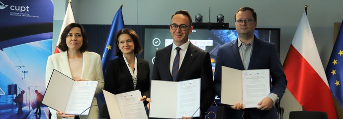 Przedstawiciele MI, CUPT, PLK SA i Komisji Europejskiej z umową na dofinansowanie kolejowych projektów z funduszy KPO, fot. CUPT