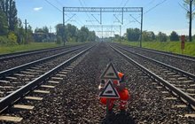 Demontaż znaku W6 przez pracownika PLK na torach fot. Andrzej Gnat PLK (2)