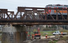 Pociąg przejeżdża po moście nad Bobrem podczas prac. Szlak Marciszów- Sędzisław. Fot. M. Pabiańska. 04.2025