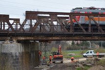 Pociąg przejeżdża po moście nad Bobrem podczas prac. Szlak Marciszów- Sędzisław. Fot. M. Pabiańska. 04.2025