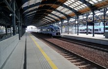 Białystok - wjeżdża pociąg fot Tomasz Łotowski PKP Polskie Linie Kolejowe SA