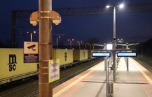 Oświetlony nocą peron stacji Gdynia Orłowo; fot. Adam Załęski