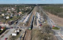 Pociąg jedzie przez przejazd kolejowy na ul. Pułku Praskiego w Warszawie Wesołej, fot. A.Lewandowski, P. Mieszkowski