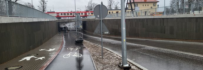 Pociąg na wiadukcie kolejowym nad tunelem w Kobylnicy_fot.Radek Śledziński