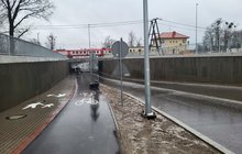 Pociąg na wiadukcie kolejowym nad tunelem w Kobylnicy_fot.Radek Śledziński