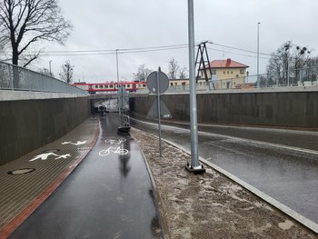 Pociąg na wiadukcie kolejowym nad tunelem w Kobylnicy_fot.Radek Śledziński