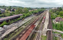 Stacja Olkusz, pracują maszyny, do peronu zbliża się pociąg, fot. Piotr Hamarnik