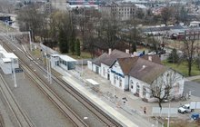 Stacja i dworzec Zduńska Wola, perony, tory, plac przydworcowy Fot. Artur Lewandowski, Paweł Mieszkowski