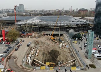 Warszawa Zachodnia - widok z góry na stację, wiatę nad peronami, dworzec i parking fot. Paweł Mieszkowski PLK SA