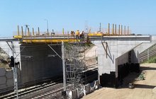 Wykonawcy na budowie wiaduktu nad torami kolejowymi na ul. Grójeckiej w Warce, fot. K. Janiak (1)