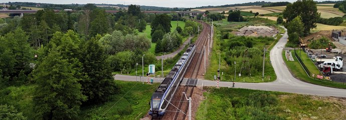 Przejazd kolejowo-drogowy w Szczepanowicach Pociąg przejeżdża przez przejazd kolejowo-drogowy w Szczepanowicach, w miejscu gdzie powstaną nowe perony, widok z lotu ptaka, fot. Piotr Hamarnik