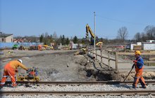 Prace torowe w stacji Dąbrowa Górnicza, pracownicy pracują na nowym torze, w tle maszyny i plac budowy, fot. Katarzyna Głowacka