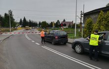 Przedstawiciele PLK SA i SOK rozmawiają z kierowcami przed przejazdem kolejowo-drogowym; fot. Rafał Wilgusiak