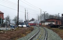 Rewitalizowany przejazd kolejowy, widok z toru. Na zdjęciu także pociąg towarowy. Fot. Rafał Sterczyński