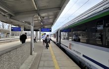 Podróżni na peronie stacji Warszawa Wschodnia i stojący pociąg, fot. Izabela Miernikiewicz