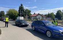 Funkcjonariusze SOK obserwują auta przejeżdżające przez przejazd kolejowo-drogowy; fot. Anna Znajewska-Pawluk