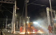Pociąg Speno podczas prac. Pracownicy przy torze_fot. Karol Dulęba, Budimex S.A.