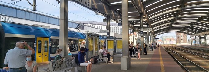 Stacja Katowice, podróżni na peronie, w tle pociąg, fot. Katarzyna Głowacka