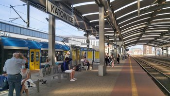 Stacja Katowice, podróżni na peronie, w tle pociąg, fot. Katarzyna Głowacka