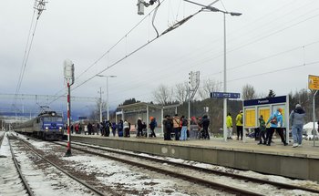 Stacja Poronin - wjeżdża pociąg, podróżni oczekują na peronie, fot. Józef Syc